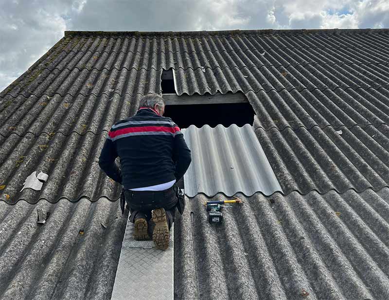 Travaux de couverture - TECHNIQUE PRO COUVERTURE : artisan couvreur - Travaux de couverture, faîtage en neuf et rénovation. intervention fuite toiture. Dépannage urgent de votre couverture ! Pose de fenêtre de toit velux. Rénovation de toiture en plaques amiantes sur bâtiment industriel .. sur Quimper… Finistère sud (29)
